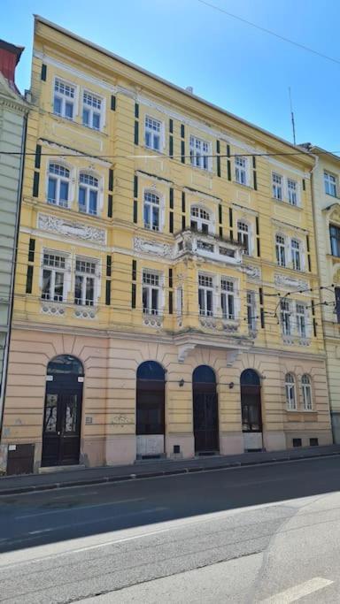 Lovely Old Town Apartment Братислава Екстериор снимка