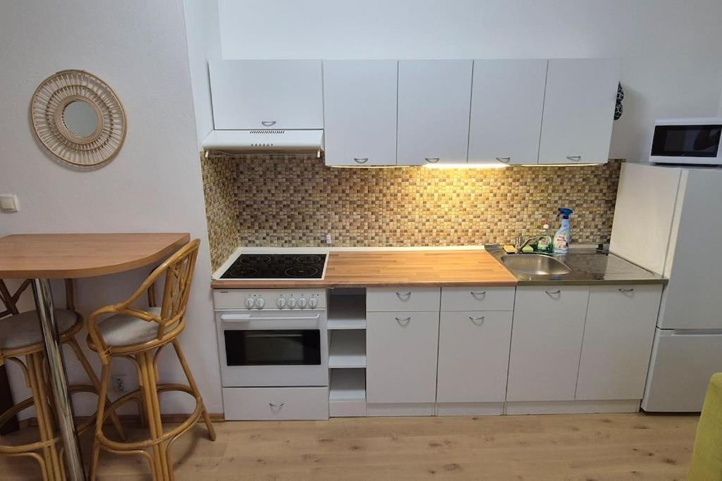 Lovely Old Town Apartment Братислава Екстериор снимка